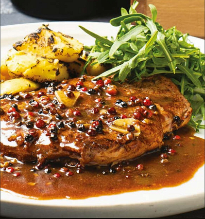 Пеппер-стейк с костровым картофелем